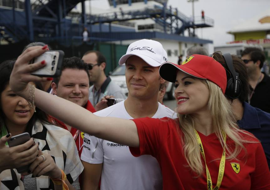 Nico Rosberg, selfie coi tifosi prima del GP del Brasile. Afp